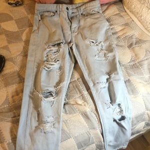 Light wash denim boyfriend jeans ripped